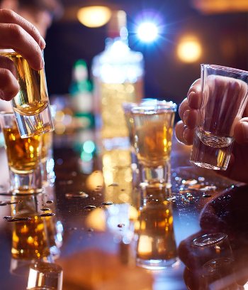 Konsumimi i alkoolit pas moshës 40 vjeç, mund të jetë i dobishëm